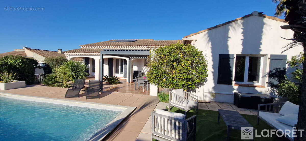 Maison à SAINT-MITRE-LES-REMPARTS