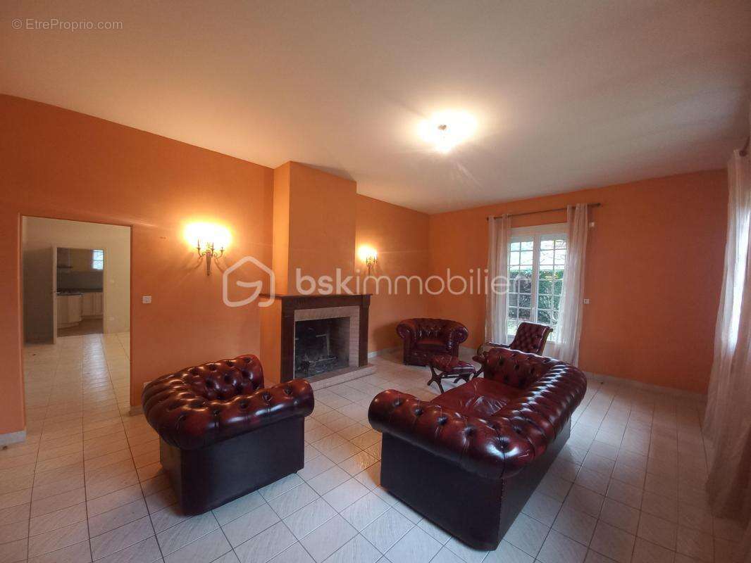 Maison traditionnelle spacieuse sur 2271 m² de terrain à Lourdes : votre havre de paix à découvrir ! - photo 5