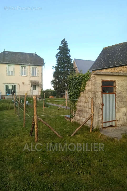 Maison à COURCITE