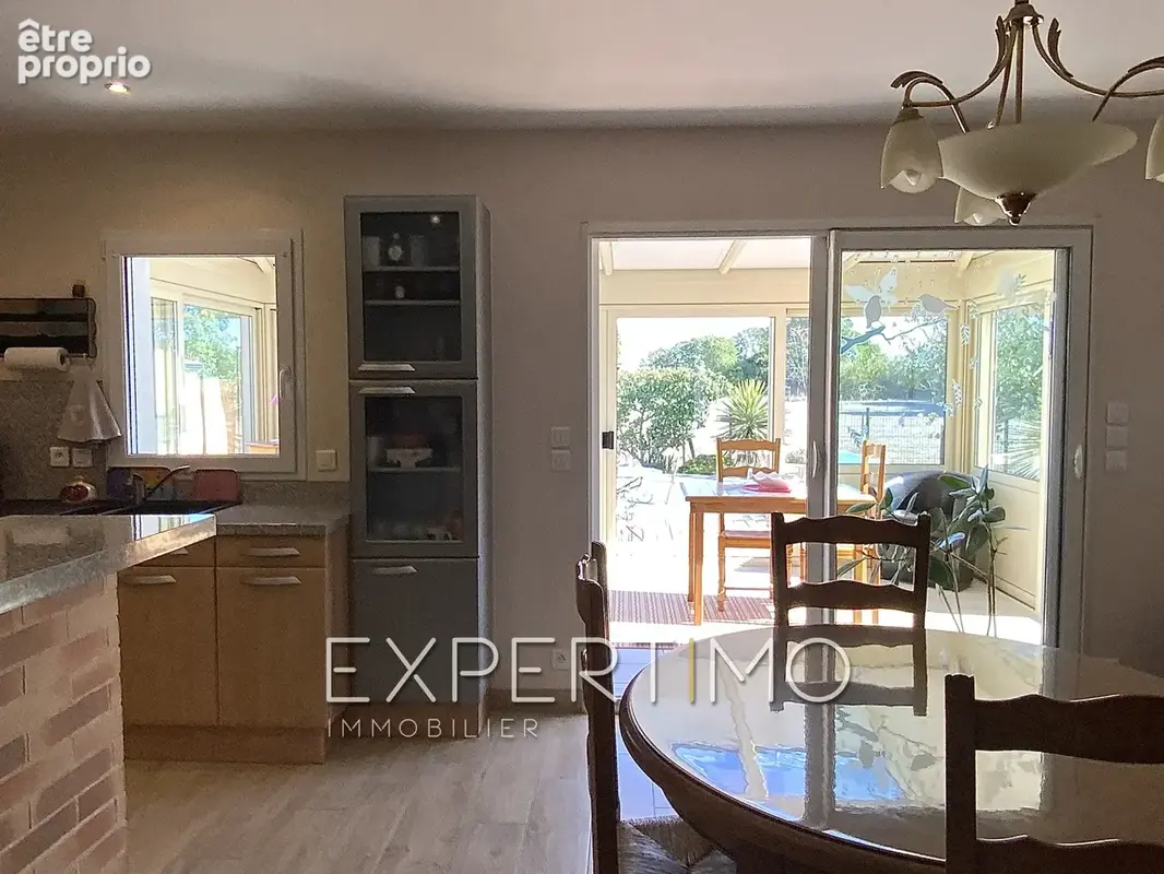 Maison indépendante de plain-pied, T5 de 98 m2, trois chambres, véranda, piscine. Proche commerces et plages - photo 6