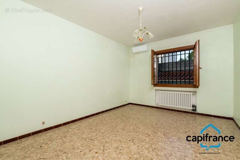 Sanary Port à pied/  Appartement en RDC de 114 m2,  S/Sol de 187 m2  et terrain 318 m2 /garage. 10mn du port - photo 11