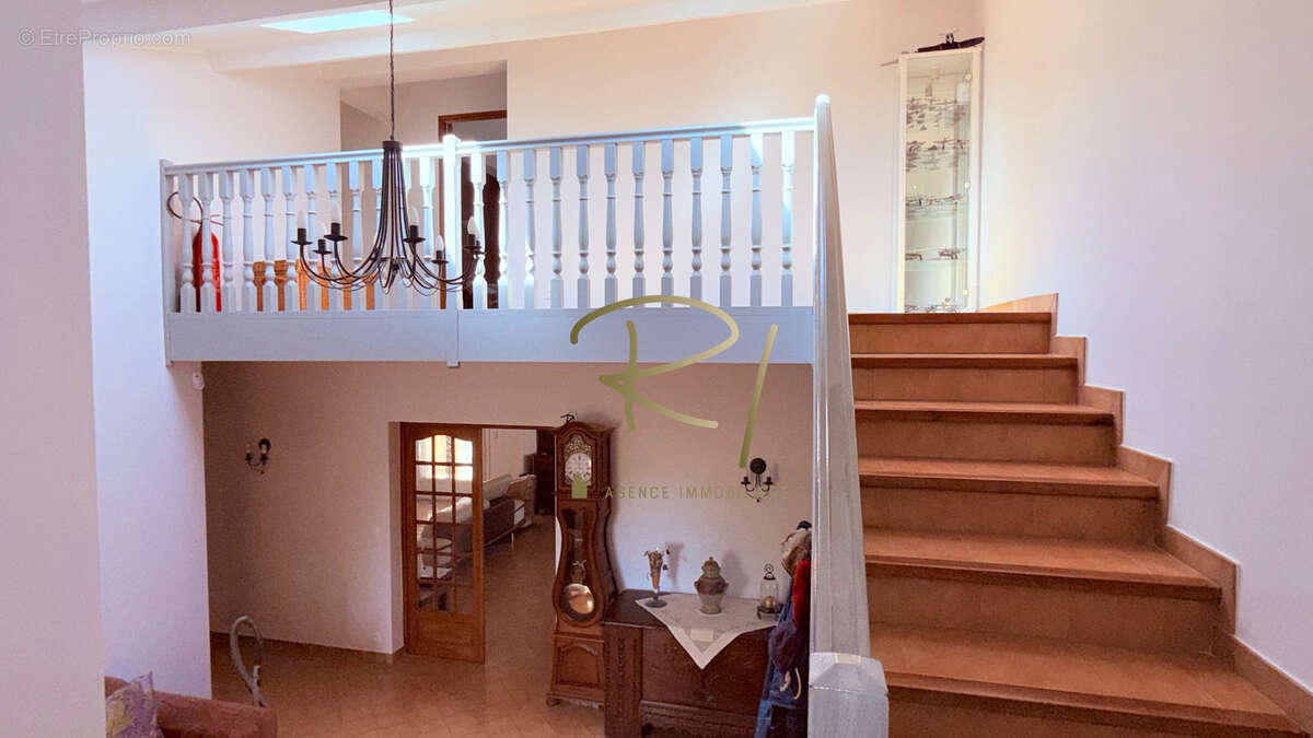 Maison à SAINT-SAUVEUR-DE-CRUZIERES