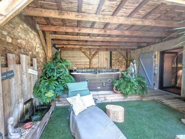 Maison à SAINT-CHAPTES