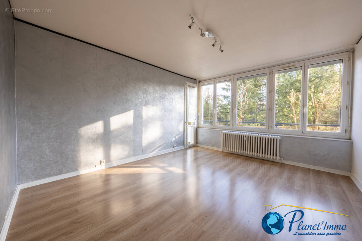 Appartement à SAINT-PRIEST-EN-JAREZ
