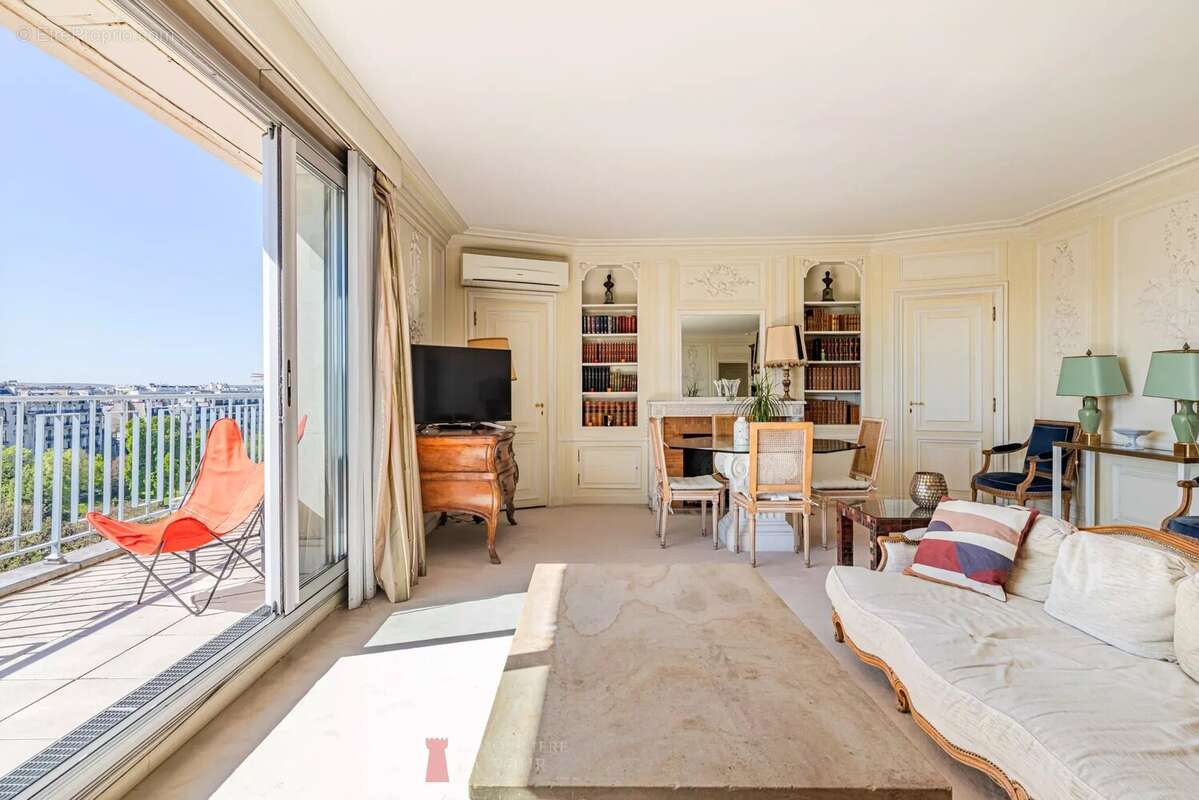 Appartement à PARIS-16E