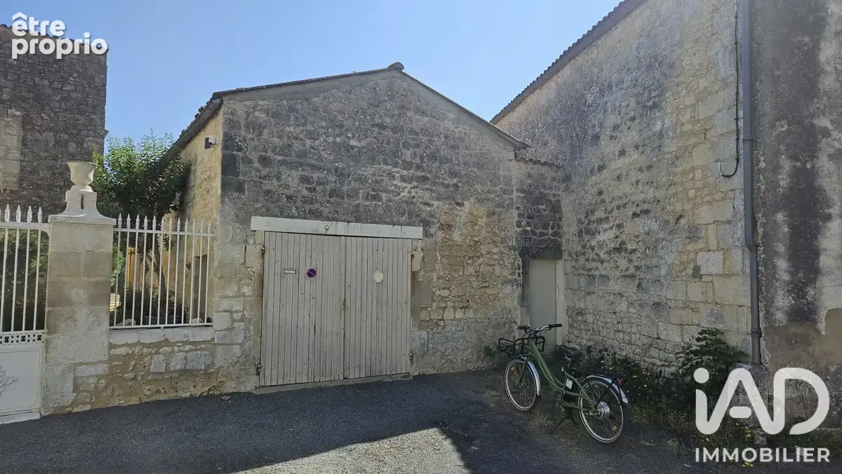 Photo 1 - Parking à TAILLEBOURG