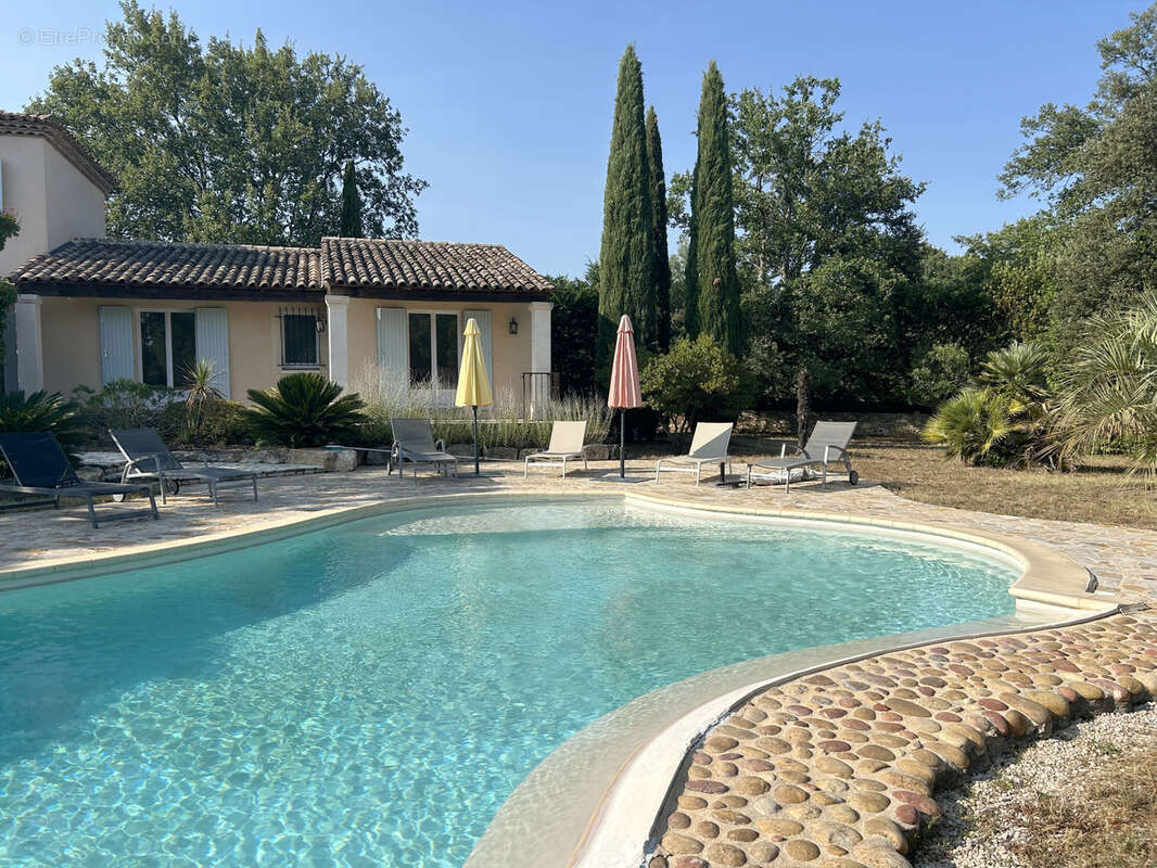 A 3 km d'Uzès, belle bastide sur 4200 m2 de terrain avec piscine. - photo 2