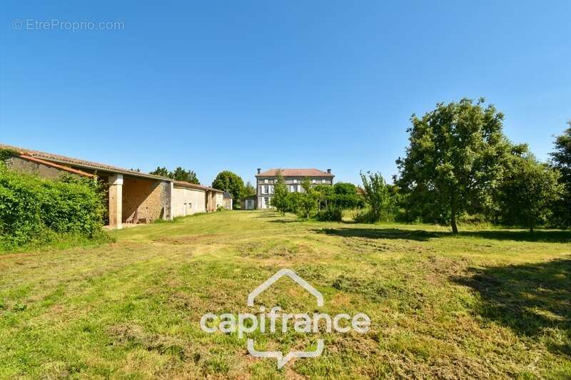 Propriété à vendre 14 pièces PAILLE (17) sur 4800m² de terrain avec nombreuses dépendances - photo 4