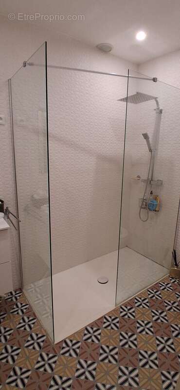 Salle de douche moderne  confort et fonctionnalité, maison à 1h de Paris, proche A13 - Maison à CAILLY-SUR-EURE