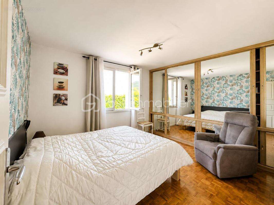Propriété familiale de 211 m² avec piscine et espace indépendant - photo 20