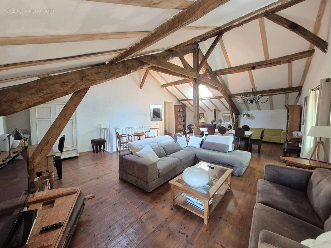 Deux maisons en pierre de caractère avec piscine, dépendances et 1,2 hectare de terrain près de Montaigu-de-Quercy - photo 5