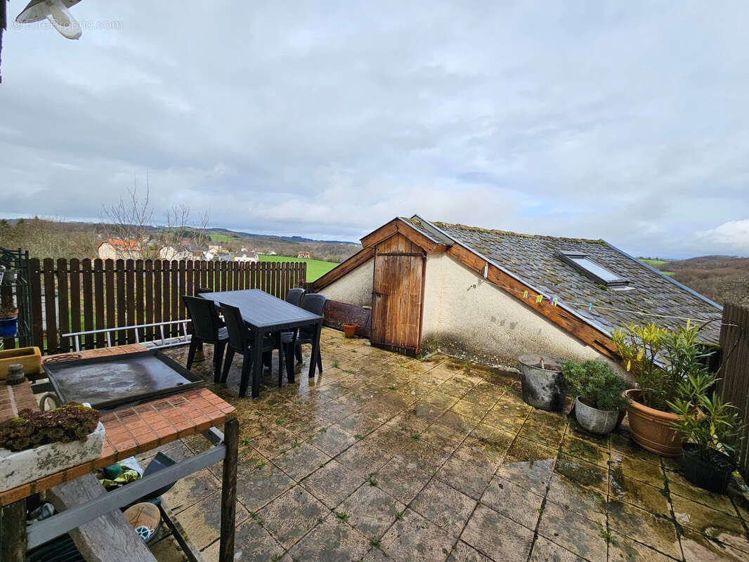 Grande maison rénovée avec atelier ou local commercial, terrasse panoramique et jardin (Mourjou - Puycapel, 15) - photo 10