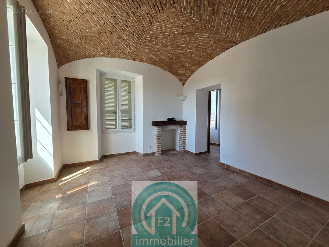Appartement et cave dans un immeuble ancien au centre d'Aleria - photo 5