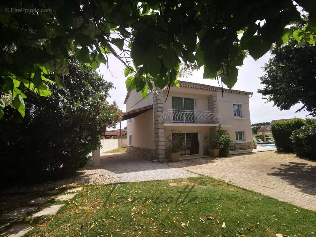 Maison à MONTELIMAR