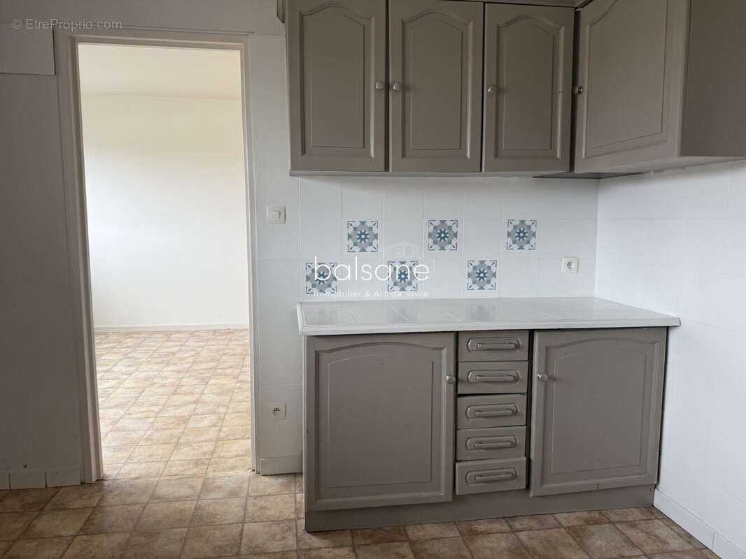 Cuisine accès séjour - Appartement à SAINT-PIERRE-LES-ELBEUF