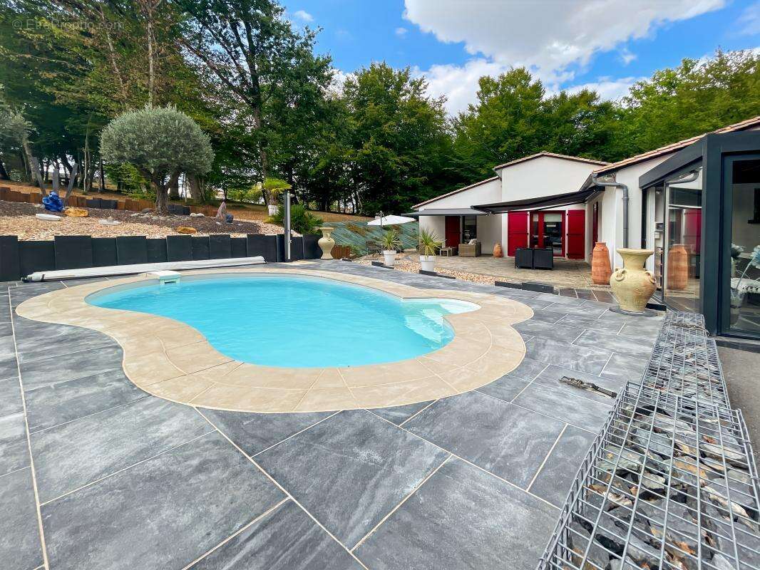 Maison à NOTRE-DAME-DE-SANILHAC