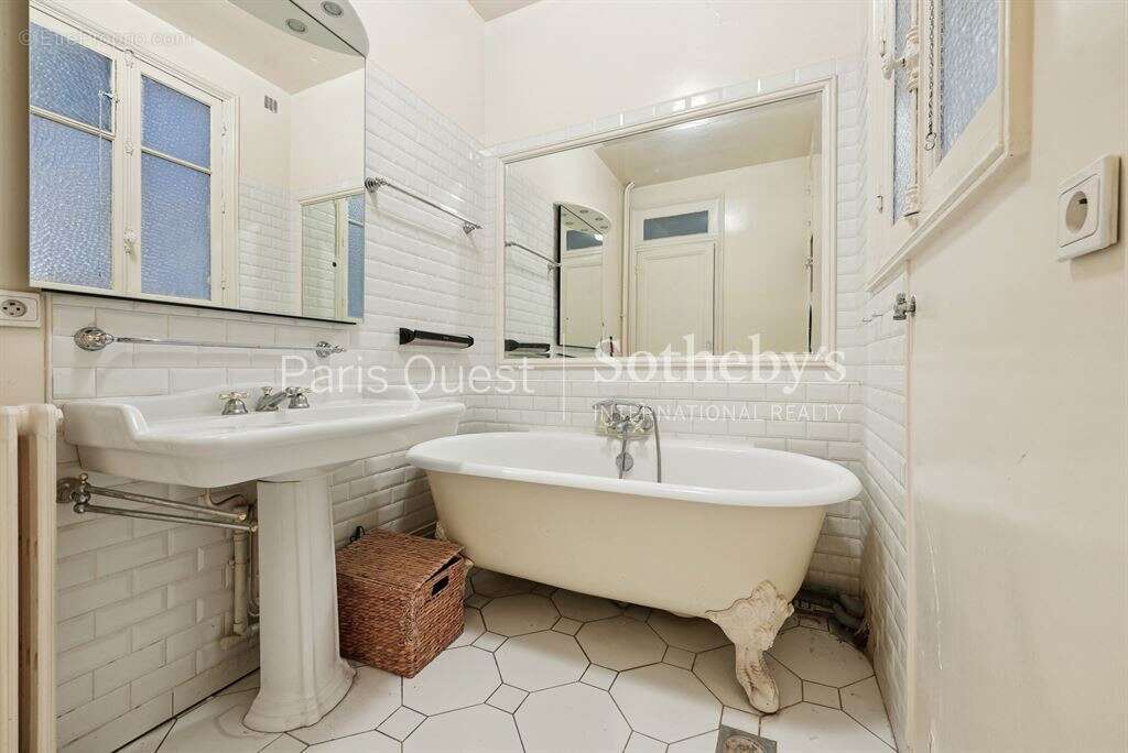 Appartement à PARIS-17E