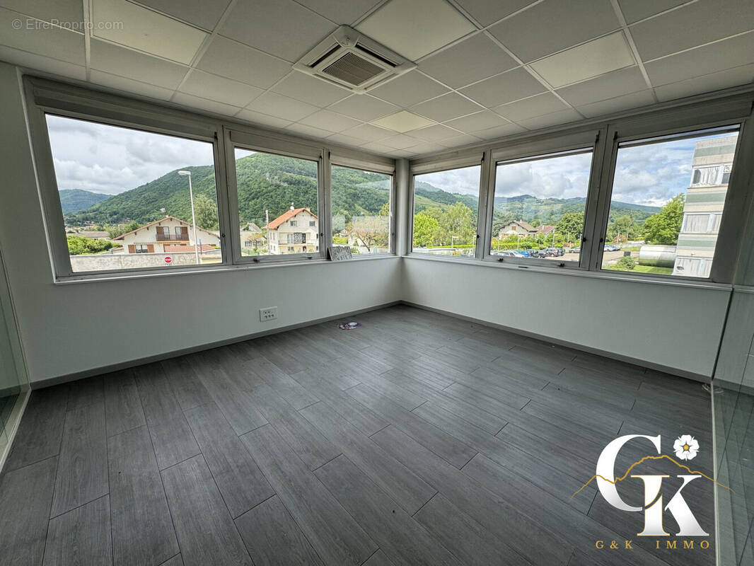 Commerce à SAINT-ETIENNE-DE-CROSSEY