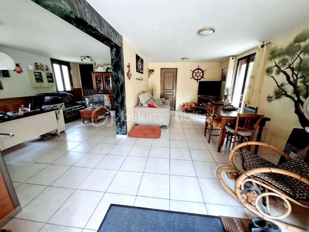 Maison avec annexes + grand parking idéal activité pro ou artisan - photo 3