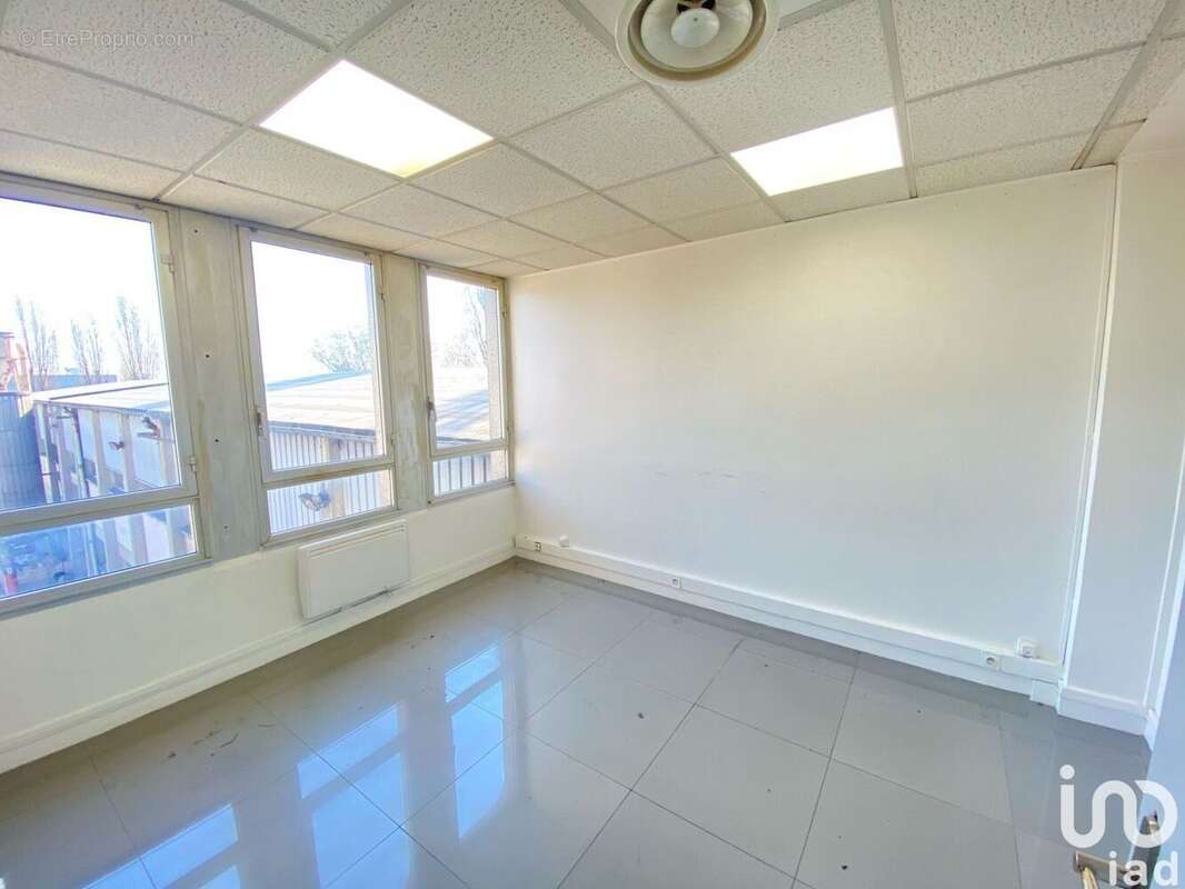 Photo 8 - Commerce à SARCELLES