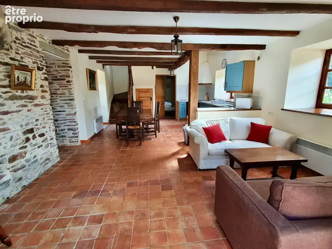 Sally HICKEY vous présente 2 maisons en pierre. 4 chambres, 3 salle de bains, 2 jardins et un grand parking.  Ne ratez pas ! - photo 2