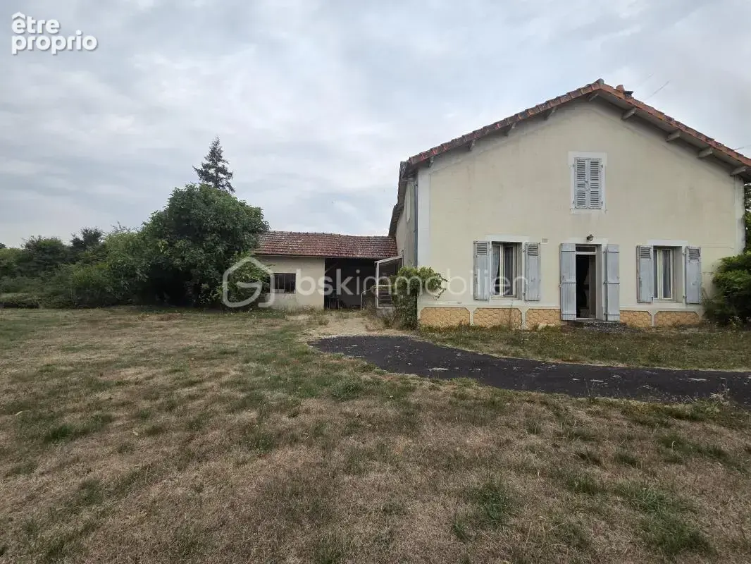 Maison à rénover avec potentiel, grand garage et jardin clos de 1200 m² - photo 2