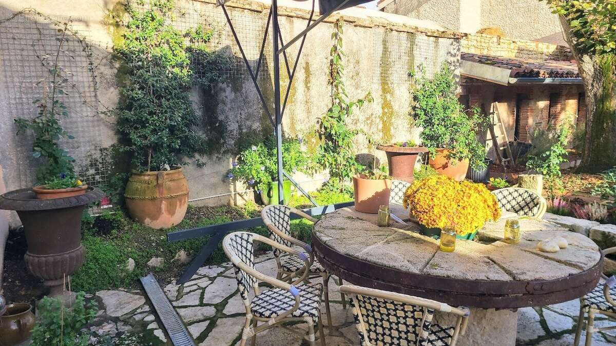 Bien d'exception au coeur de Caussade - 345 m² rénovés avec soin et conformité - Combles aménageables ( 80 m²) - DPE A - Jardin  - photo 6