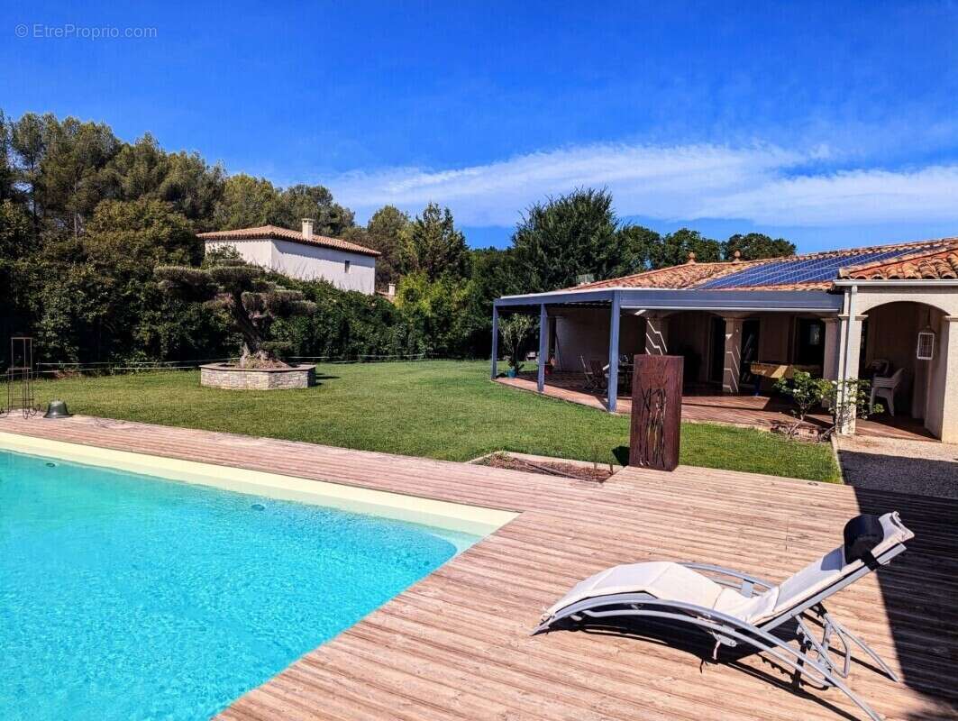 Maison à SAINT-CLEMENT-DE-RIVIERE