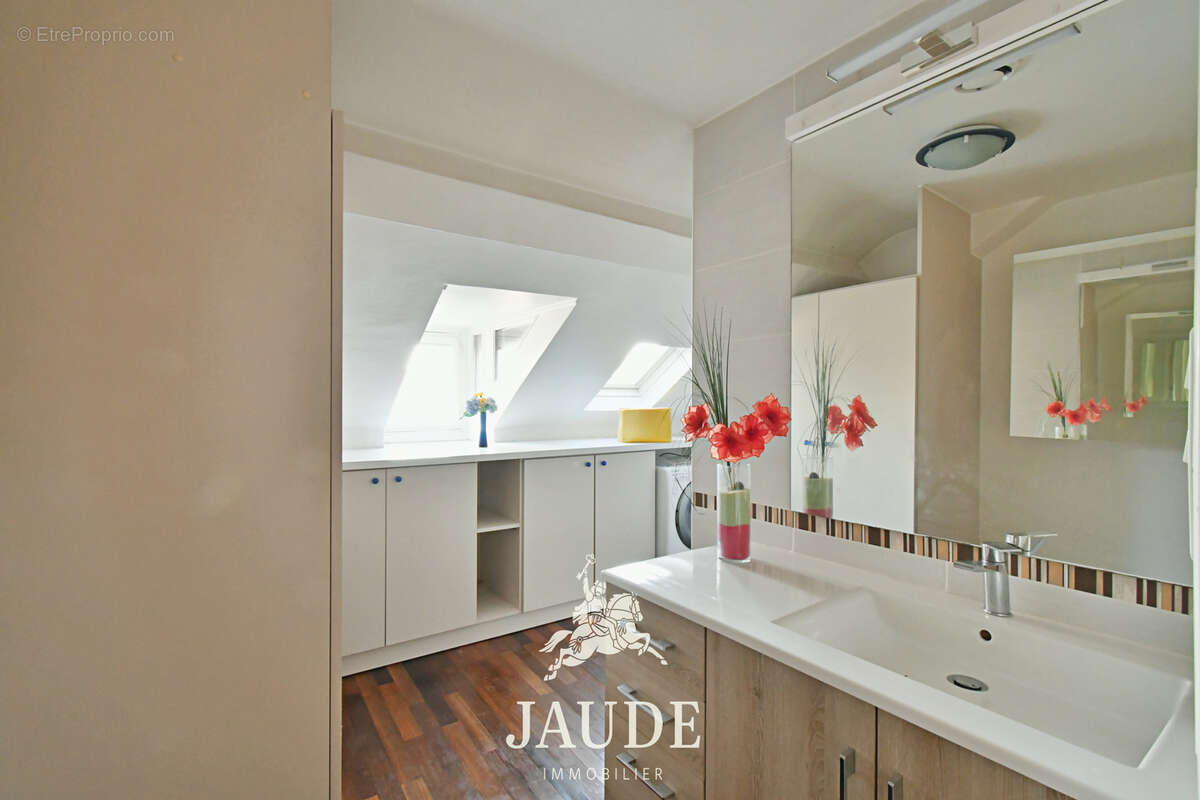 Appartement atypique et lumineux   64 m2 Carrez (85 m2 au sol)   Dernier étage avec ascenseur   Rue Blatin, - photo 6