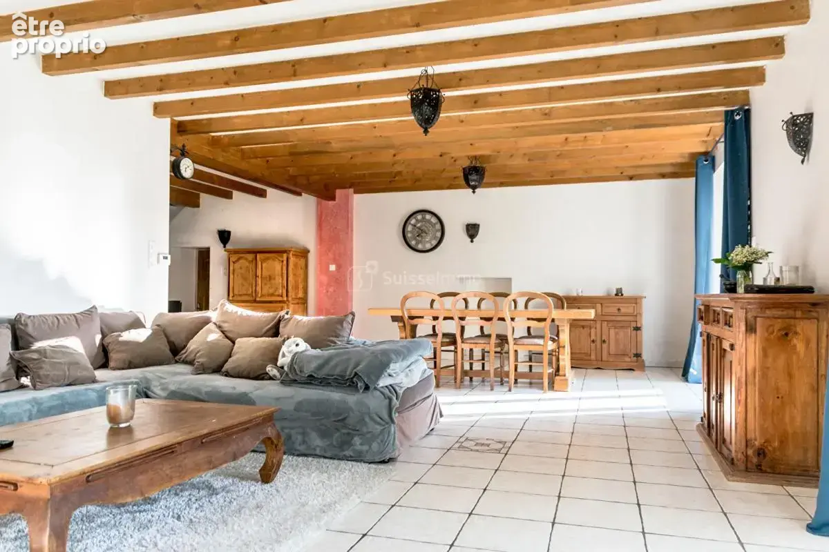 Beaux volumes pour cette maison avec agréable terrain et grande dépendance - photo 6