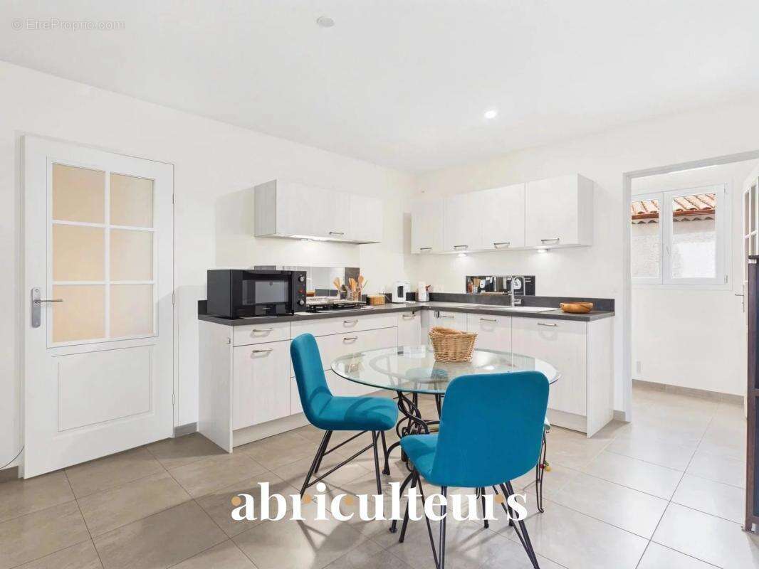 Appartement à PELISSANNE