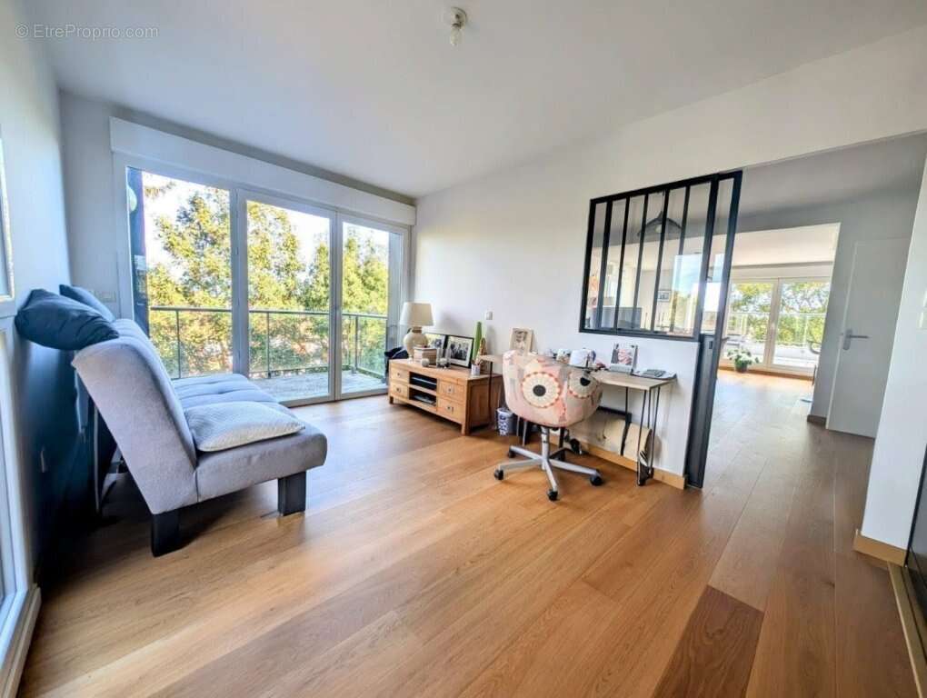 T4 d'exception en dernier étage avec 2 terrasses, garage et parking - photo 6