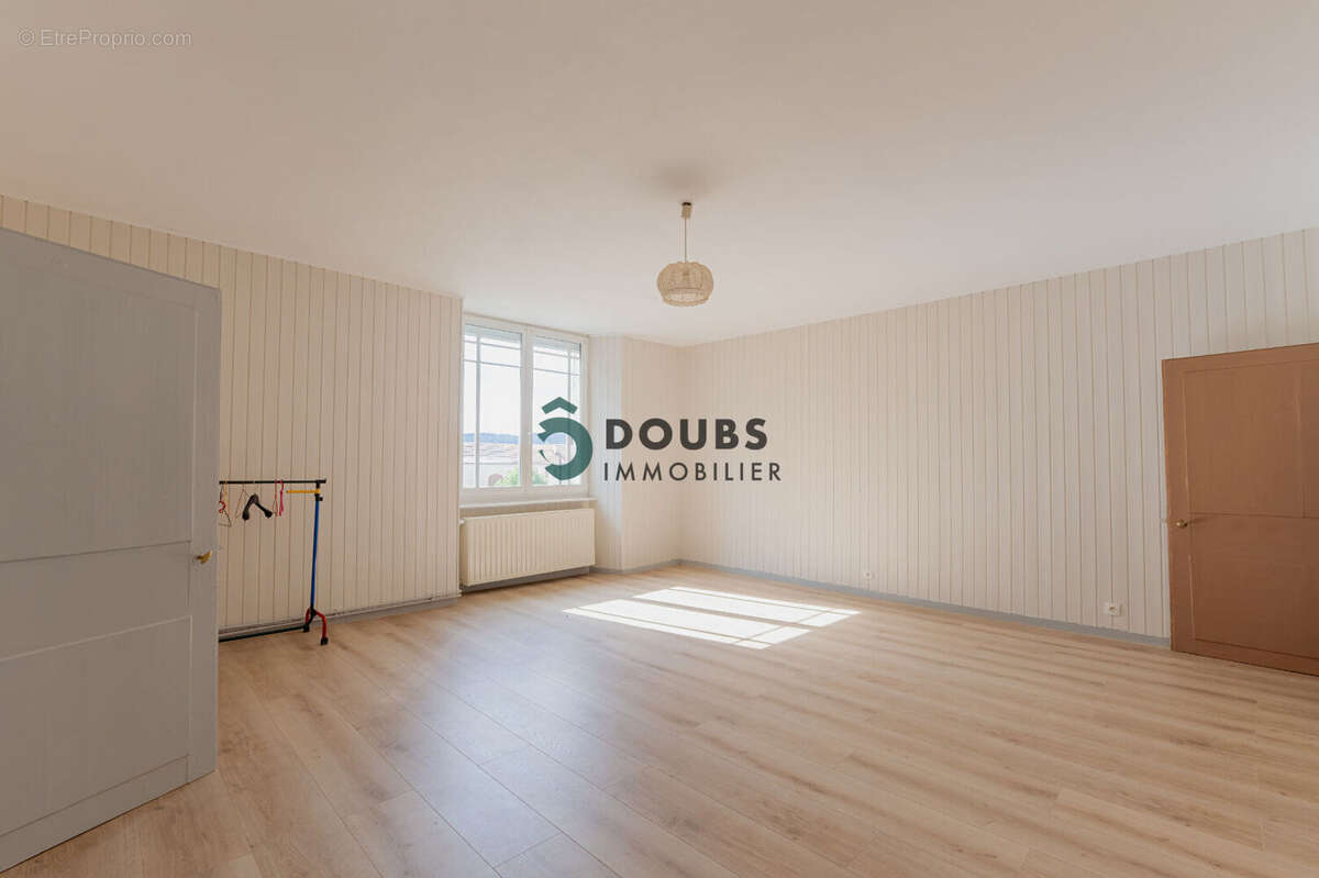 Appartement à ORCHAMPS-VENNES