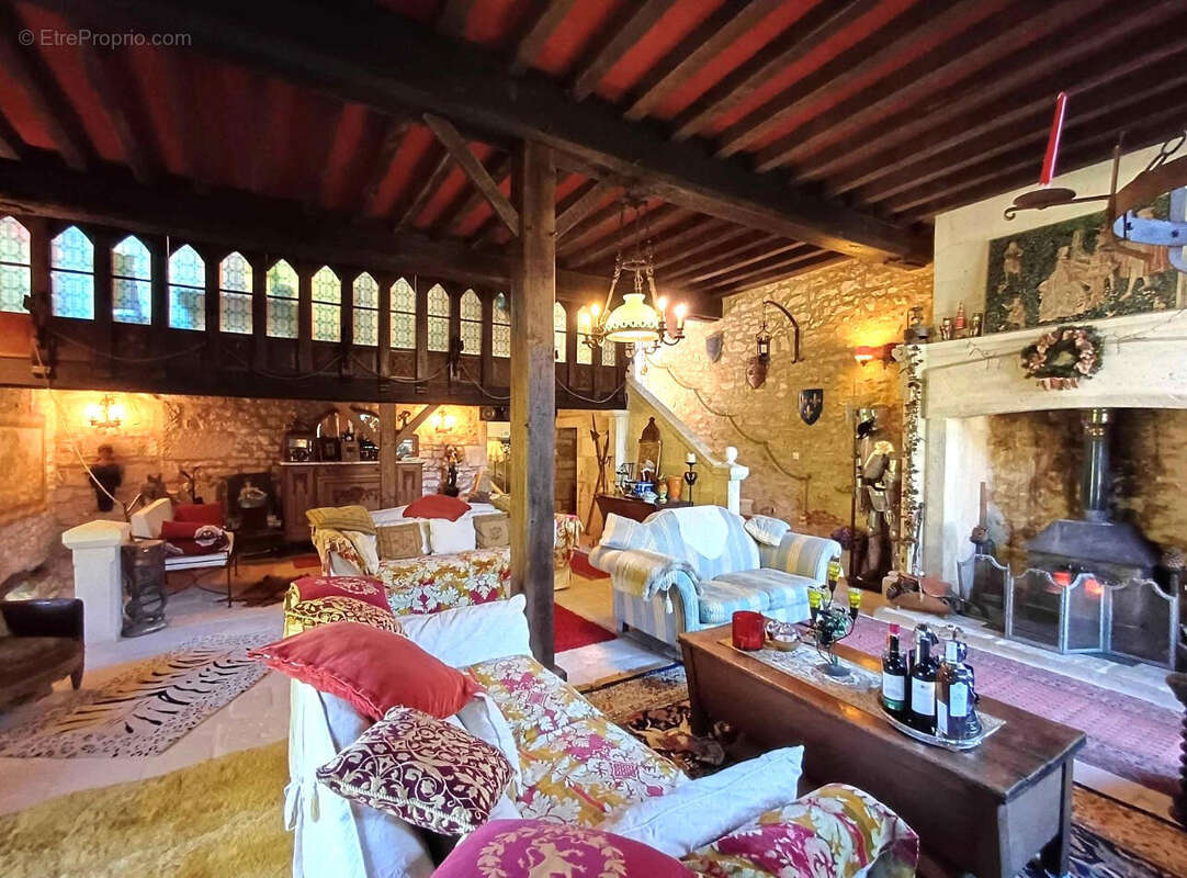 SALON - Maison à CHASSENEUIL-SUR-BONNIEURE