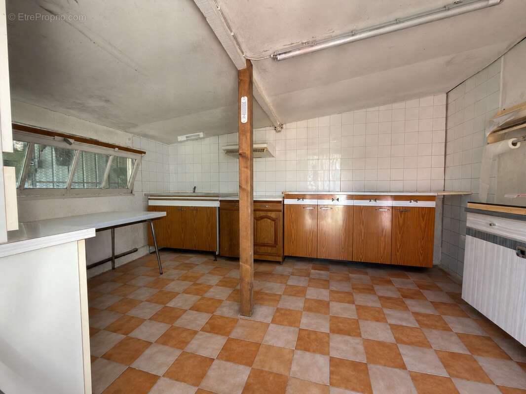 Maison de plain pied avec double garage et dépendance. - photo 16