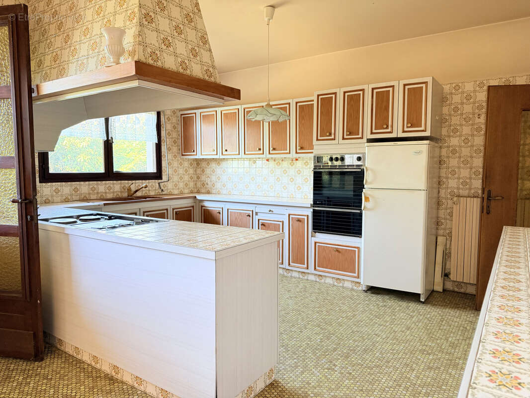 Divonne-les-Bains Centre Ville - Maison de 424 m2 sur un terrain de 3443 m2 - photo 9