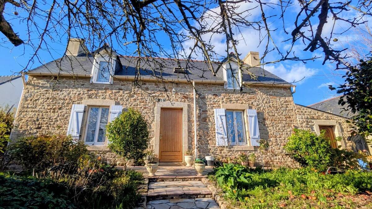 Maison à PLONEVEZ-PORZAY