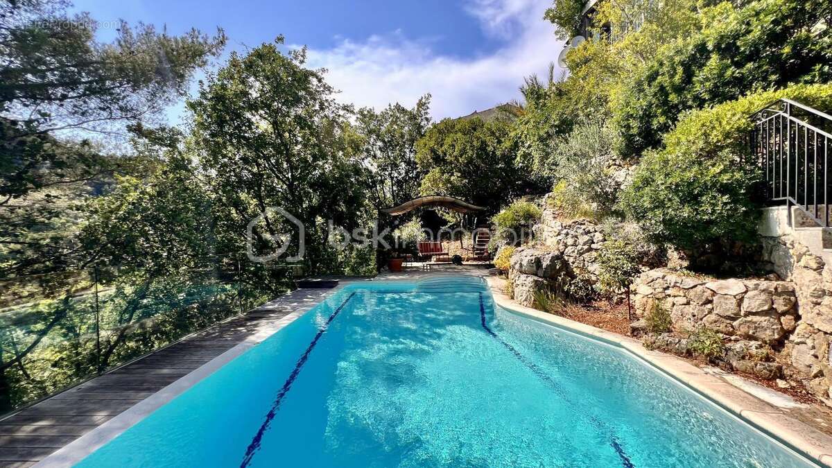 VENCE – Quartier résidentiel très recherché de l'Ara – Élégante villa familiale avec piscine, ascenseur et fort potentiel de div - photo 2