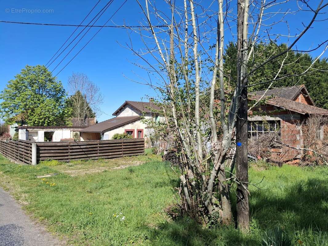 Grande maison familiale à rénover, grange, dépendances et plus de 2 hectares de terrain - photo 20