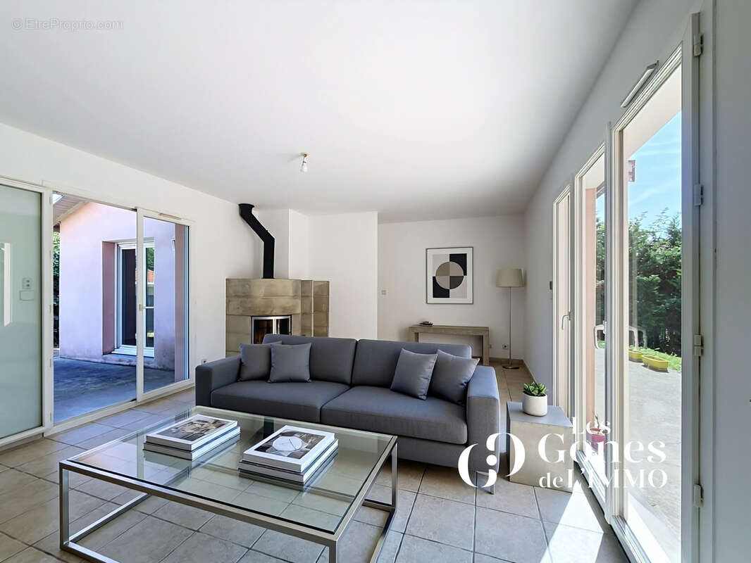 Maison familiale de 130 m2 sur 1 100 m2 de terrain avec piscine à 300 M du centre de Brindas - photo 5