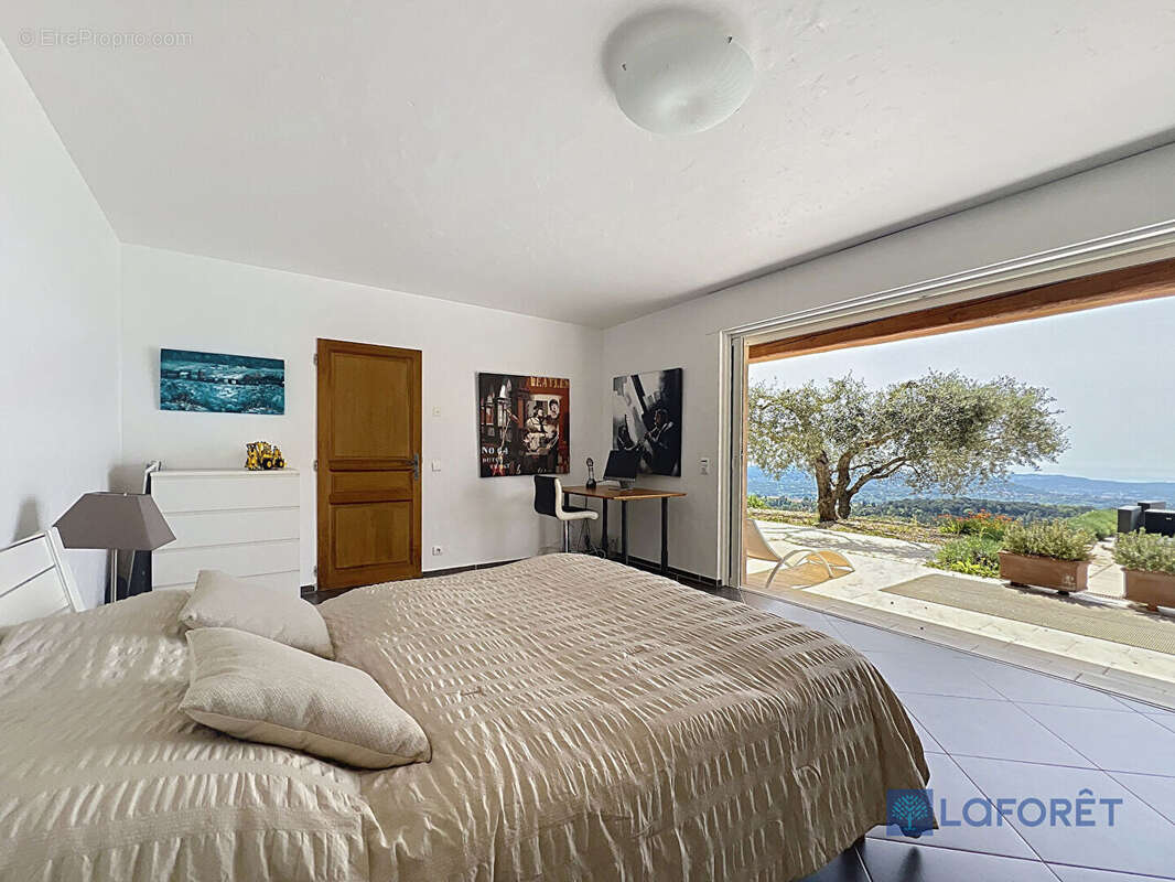 Appartement à CHATEAUNEUF-GRASSE