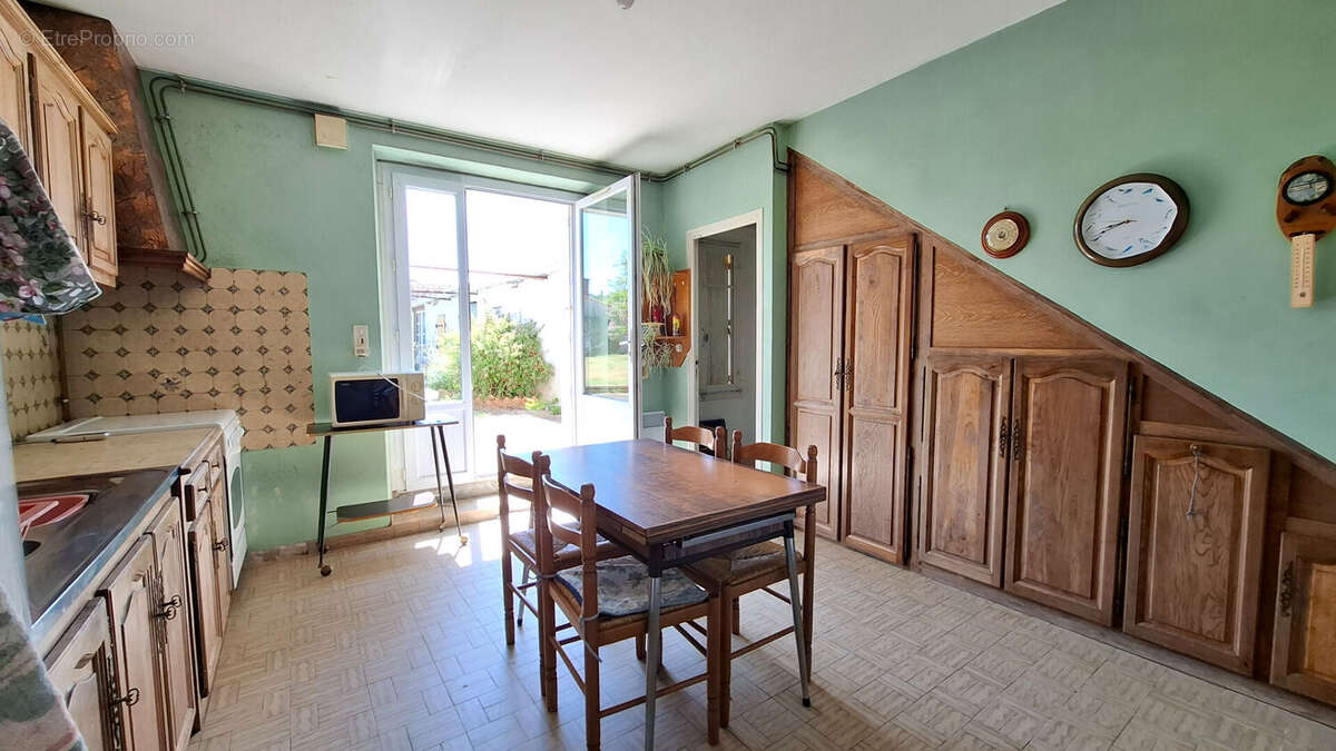 Grande maison familiale, 4 chambres, garage et dépendances. - photo 2