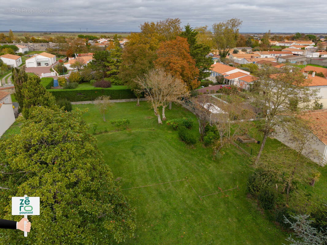 Terrain à CHAMPAGNE-LES-MARAIS