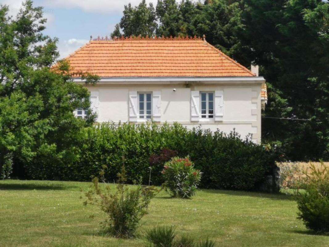 Demeure charentaise de charme sur 2 hectares avec domaine équestre - photo 10