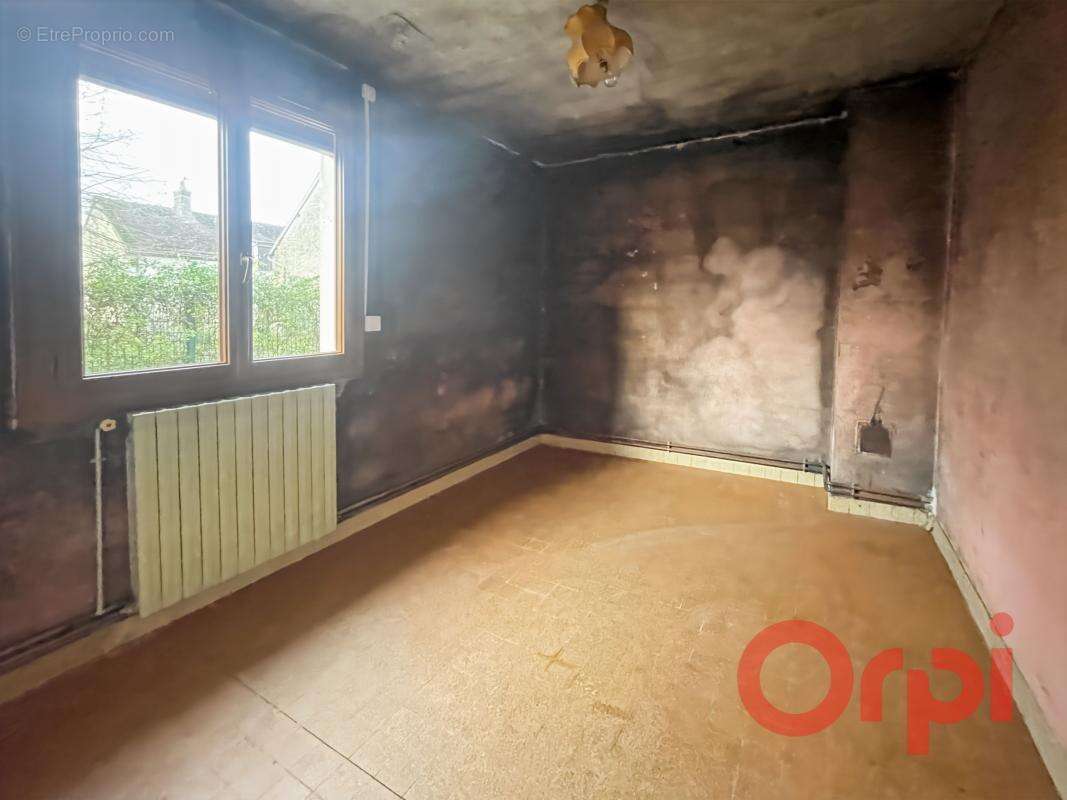 Maison à AINAY-LE-CHATEAU