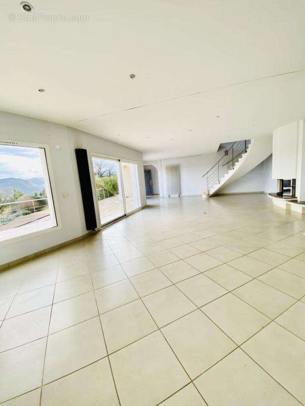 Maison 205 m² à Viviers  - photo 4