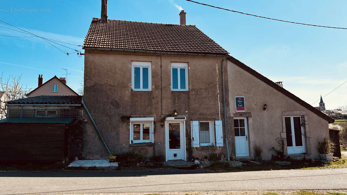 Maison à LA ROCHE-EN-BRENIL
