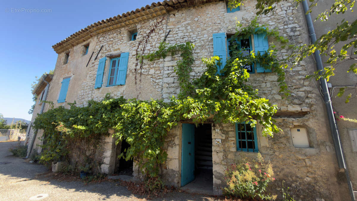 Maison familiale à vendre 7 pièces SAINT TRINIT (84) - Tropézienne avec vue sur les toits du village et la campagne environnante - photo 2
