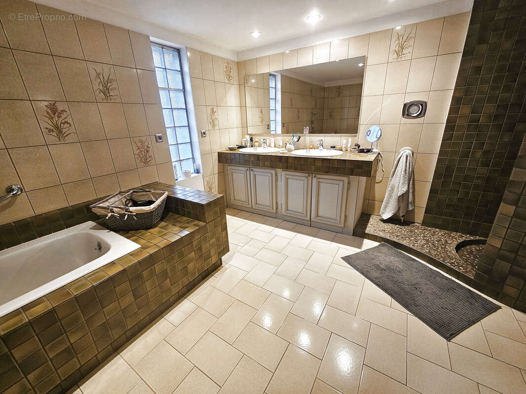 Maison à COMMELLE-VERNAY