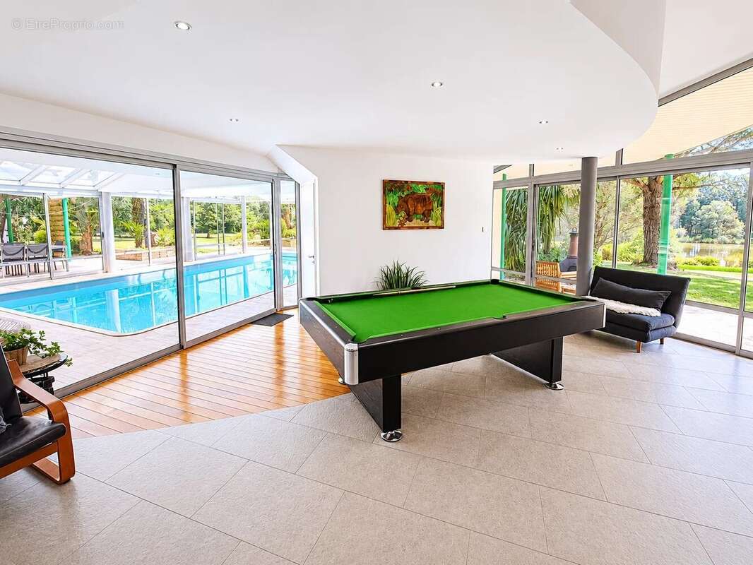 Maison d’Architecte avec Piscine Intérieure et Parc Privé de 6 Hectares - photo 4